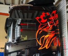 Skuren vinyldekor monterad på Scania lastbil